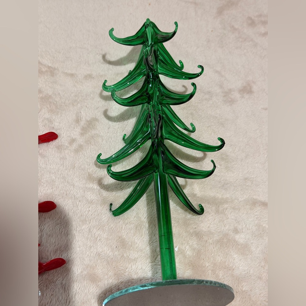 Miniature Glass Christmas Tree with 9 Cardinal Ornaments - Picture 3 of 6